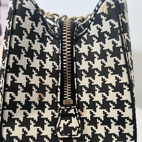 GUESS PURSE BLACK AND WHITE W/SILVER ACCENTS AND CHAIN HANDLE - Picture 10 of 10
